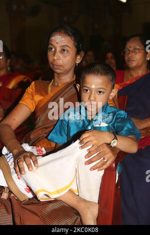 Les hindous tamouls observent que les enfants tamouls qui étaient orphelins pendant la guerre civile participent à un programme culturel spécial à Jaffna, au Sri Lanka, au 12 août 2017. Ce n'est là qu'un des nombreux rappels des profondes cicatrices provoquées pendant la guerre civile de 26 ans entre l'armée sri-lankaise et les LTTE (Tigres de libération de l'Eelam tamoul). Les Nations Unies estiment qu'environ 40 000 personnes ont été tuées pendant la guerre. (Photo de Creative Touch Imaging Ltd./NurPhoto) Banque D'Images