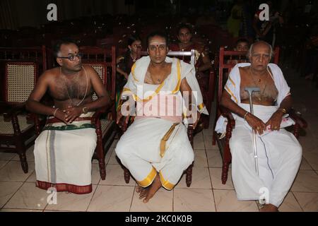 Les prêtres hindous observent que les enfants tamouls qui étaient orphelins pendant la guerre civile participent à un programme culturel spécial à Jaffna, au Sri Lanka, sur 12 août 2017. Ce n'est là qu'un des nombreux rappels des profondes cicatrices provoquées pendant la guerre civile de 26 ans entre l'armée sri-lankaise et les LTTE (Tigres de libération de l'Eelam tamoul). Les Nations Unies estiment qu'environ 40 000 personnes ont été tuées pendant la guerre. (Photo de Creative Touch Imaging Ltd./NurPhoto) Banque D'Images