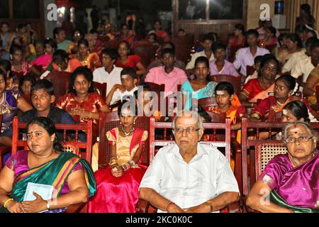 Les hindous tamouls observent que les enfants tamouls qui étaient orphelins pendant la guerre civile participent à un programme culturel spécial à Jaffna, au Sri Lanka, au 12 août 2017. Ce n'est là qu'un des nombreux rappels des profondes cicatrices provoquées pendant la guerre civile de 26 ans entre l'armée sri-lankaise et les LTTE (Tigres de libération de l'Eelam tamoul). Les Nations Unies estiment qu'environ 40 000 personnes ont été tuées pendant la guerre. (Photo de Creative Touch Imaging Ltd./NurPhoto) Banque D'Images