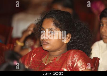 Une fille tamoule attend de se produire dans un programme culturel spécial mettant en vedette des enfants tamouls qui étaient orphelins pendant la guerre civile à Jaffna, au Sri Lanka, au 12 août 2017. Ce n'est là qu'un des nombreux rappels des profondes cicatrices provoquées pendant la guerre civile de 26 ans entre l'armée sri-lankaise et les LTTE (Tigres de libération de l'Eelam tamoul). Les Nations Unies estiment qu'environ 40 000 personnes ont été tuées pendant la guerre. (Photo de Creative Touch Imaging Ltd./NurPhoto) Banque D'Images