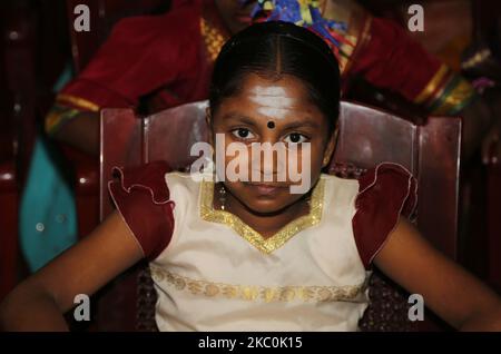 Une fille tamoule attend de se produire dans un programme culturel spécial mettant en vedette des enfants tamouls qui étaient orphelins pendant la guerre civile à Jaffna, au Sri Lanka, au 12 août 2017. Ce n'est là qu'un des nombreux rappels des profondes cicatrices provoquées pendant la guerre civile de 26 ans entre l'armée sri-lankaise et les LTTE (Tigres de libération de l'Eelam tamoul). Les Nations Unies estiment qu'environ 40 000 personnes ont été tuées pendant la guerre. (Photo de Creative Touch Imaging Ltd./NurPhoto) Banque D'Images