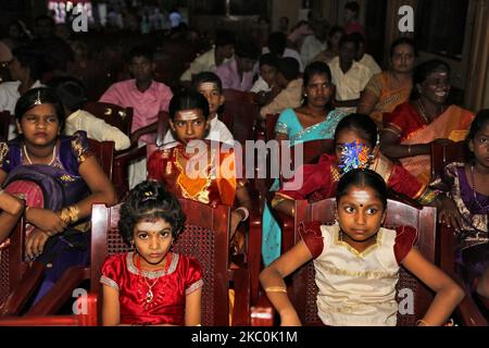 Les enfants tamouls attendent de se produire dans le cadre d'un programme culturel spécial mettant en vedette des enfants tamouls orphelins pendant la guerre civile à Jaffna, au Sri Lanka, au 12 août 2017. Ce n'est là qu'un des nombreux rappels des profondes cicatrices provoquées pendant la guerre civile de 26 ans entre l'armée sri-lankaise et les LTTE (Tigres de libération de l'Eelam tamoul). Les Nations Unies estiment qu'environ 40 000 personnes ont été tuées pendant la guerre. (Photo de Creative Touch Imaging Ltd./NurPhoto) Banque D'Images