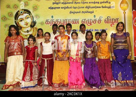 Les enfants tamouls qui étaient orphelins pendant la guerre civile exécutent un programme culturel à Jaffna, au Sri Lanka, sur 12 août 2017. Ce n'est là qu'un des nombreux rappels des profondes cicatrices provoquées pendant la guerre civile de 26 ans entre l'armée sri-lankaise et les LTTE (Tigres de libération de l'Eelam tamoul). Les Nations Unies estiment qu'environ 40 000 personnes ont été tuées pendant la guerre. (Photo de Creative Touch Imaging Ltd./NurPhoto) Banque D'Images