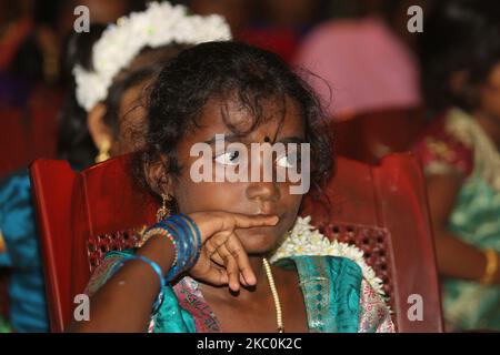 Une fille tamoule attend de se produire dans un programme culturel spécial mettant en vedette des enfants tamouls qui étaient orphelins pendant la guerre civile à Jaffna, au Sri Lanka, au 12 août 2017. Ce n'est là qu'un des nombreux rappels des profondes cicatrices provoquées pendant la guerre civile de 26 ans entre l'armée sri-lankaise et les LTTE (Tigres de libération de l'Eelam tamoul). Les Nations Unies estiment qu'environ 40 000 personnes ont été tuées pendant la guerre. (Photo de Creative Touch Imaging Ltd./NurPhoto) Banque D'Images