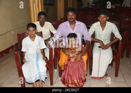 Les hindous tamouls observent que les enfants tamouls qui étaient orphelins pendant la guerre civile participent à un programme culturel spécial à Jaffna, au Sri Lanka, au 12 août 2017. Ce n'est là qu'un des nombreux rappels des profondes cicatrices provoquées pendant la guerre civile de 26 ans entre l'armée sri-lankaise et les LTTE (Tigres de libération de l'Eelam tamoul). Les Nations Unies estiment qu'environ 40 000 personnes ont été tuées pendant la guerre. (Photo de Creative Touch Imaging Ltd./NurPhoto) Banque D'Images