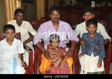 Les hindous tamouls observent que les enfants tamouls qui étaient orphelins pendant la guerre civile participent à un programme culturel spécial à Jaffna, au Sri Lanka, au 12 août 2017. Ce n'est là qu'un des nombreux rappels des profondes cicatrices provoquées pendant la guerre civile de 26 ans entre l'armée sri-lankaise et les LTTE (Tigres de libération de l'Eelam tamoul). Les Nations Unies estiment qu'environ 40 000 personnes ont été tuées pendant la guerre. (Photo de Creative Touch Imaging Ltd./NurPhoto) Banque D'Images