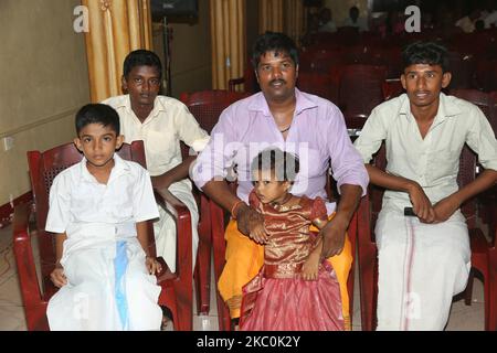 Les hindous tamouls observent que les enfants tamouls qui étaient orphelins pendant la guerre civile participent à un programme culturel spécial à Jaffna, au Sri Lanka, au 12 août 2017. Ce n'est là qu'un des nombreux rappels des profondes cicatrices provoquées pendant la guerre civile de 26 ans entre l'armée sri-lankaise et les LTTE (Tigres de libération de l'Eelam tamoul). Les Nations Unies estiment qu'environ 40 000 personnes ont été tuées pendant la guerre. (Photo de Creative Touch Imaging Ltd./NurPhoto) Banque D'Images