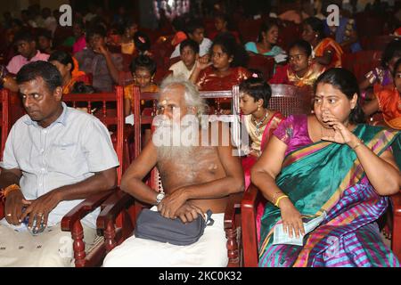 Les hindous tamouls observent que les enfants tamouls qui étaient orphelins pendant la guerre civile participent à un programme culturel spécial à Jaffna, au Sri Lanka, au 12 août 2017. Ce n'est là qu'un des nombreux rappels des profondes cicatrices provoquées pendant la guerre civile de 26 ans entre l'armée sri-lankaise et les LTTE (Tigres de libération de l'Eelam tamoul). Les Nations Unies estiment qu'environ 40 000 personnes ont été tuées pendant la guerre. (Photo de Creative Touch Imaging Ltd./NurPhoto) Banque D'Images