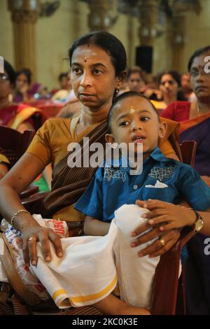 Les hindous tamouls observent que les enfants tamouls qui étaient orphelins pendant la guerre civile participent à un programme culturel spécial à Jaffna, au Sri Lanka, au 12 août 2017. Ce n'est là qu'un des nombreux rappels des profondes cicatrices provoquées pendant la guerre civile de 26 ans entre l'armée sri-lankaise et les LTTE (Tigres de libération de l'Eelam tamoul). Les Nations Unies estiment qu'environ 40 000 personnes ont été tuées pendant la guerre. (Photo de Creative Touch Imaging Ltd./NurPhoto) Banque D'Images