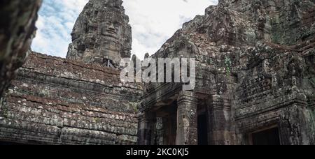 Les ruines du temple historique d'Angkor Wat dans les bois, Cambodge, panorama Banque D'Images