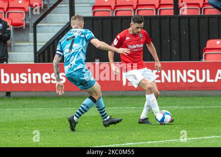 Carl Winchester, de Forest Green Rovers, s'attaque à Ian Henderson, du centre commercial de Salford City FC, lors du match Sky Bet League 2 entre Salford City et Forest Green Rovers, à Moor Lane, Salford, en Angleterre, le 26 septembre 2020. (Photo de Ian Charles/MI News/NurPhoto) Banque D'Images