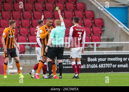 L'arbitre Alan Young présente une carte jaune à Josh Magennis de Hull City lors de la première moitié du match de la Sky Bet League One entre Northampton Town et Hull City au PTS Academy Stadium de Northampton, en Angleterre, le 26th septembre 2020. (Photo de John Cripps/MI News/NurPhoto) Banque D'Images