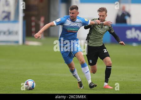 Scott Quigley de Barrow en action avec Ben Stevenson de Colchester Unis pendant le match de la Ligue des Béts du ciel 2 entre Barrow et Colchester Unis à la rue Holker, Barrow-in-Furness, Angleterre, sur 26 septembre 2020. (Photo de Mark Fletcher MI News/NurPhoto) Banque D'Images