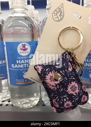 La femme tient une petite poche pour une bouteille de désinfectant pour les mains pendant la pandémie du nouveau coronavirus (COVID-19) à Toronto, Ontario, Canada, on 21 septembre 2020. Les infections continuent d'augmenter à Toronto alors que la ville est récemment entrée dans sa deuxième vague d'infections à COVID-19, tout comme la saison de la grippe est prévue. (Photo de Creative Touch Imaging Ltd./NurPhoto) Banque D'Images
