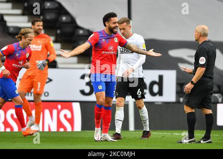 Derrick Williams de Blackburn Rovers gestes au Referee, Andy Woolmer lors du match du championnat Sky Bet entre le comté de Derby et Blackburn Rovers au Pride Park, DerbyDerby, Angleterre, le 26th septembre 2020. (Photo de Jon Hobley/MI News/NurPhoto) Banque D'Images