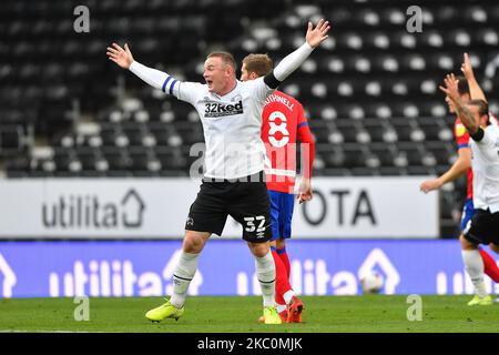 Wayne Rooney de Derby County Gestures à Referee, Andy Woolmer lors du match de championnat Sky Bet entre Derby County et Blackburn Rovers au Pride Park, DerbyDerby, Angleterre, le 26th septembre 2020. (Photo de Jon Hobley/MI News/NurPhoto) Banque D'Images