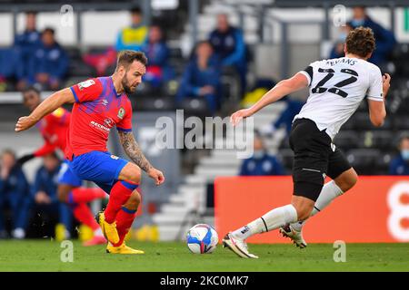 Adam Armstrong, de Blackburn Rovers, combat avec George Evans, du comté de Derby, lors du match de championnat Sky Bet entre le comté de Derby et Blackburn Rovers au Pride Park, DerbyDerby, Angleterre, le 26th septembre 2020. (Photo de Jon Hobley/MI News/NurPhoto) Banque D'Images