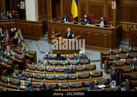 Kiev, Ukraine. 18th févr. 2022. Le ministre ukrainien de la Défense, Oleksii Reznikov, prononce un discours devant les législateurs ukrainiens lors d’une session parlementaire à Kiev. Crédit : SOPA Images Limited/Alamy Live News Banque D'Images