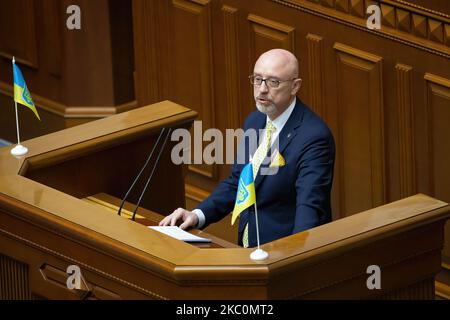 Kiev, Ukraine. 18th févr. 2022. Le ministre ukrainien de la Défense, Oleksii Reznikov, prononce un discours devant les législateurs ukrainiens lors d’une session parlementaire à Kiev. Crédit : SOPA Images Limited/Alamy Live News Banque D'Images