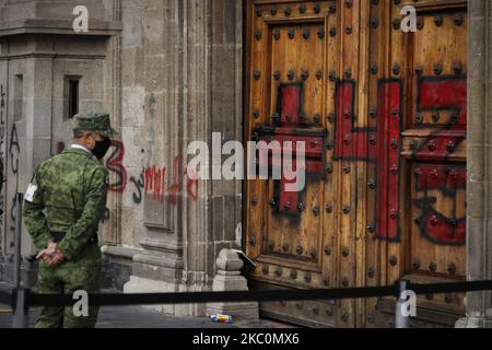 Les gens ont peint les portes du Palais national lors d'une manifestation commémorant le sixième anniversaire de la disparition des 43 étudiants d'Ayotzinapa à 26 septembre 2020, à Mexico, au Mexique. En début de matinée de 27 septembre 2014, 43 étudiants de l'école normale rurale d'Ayotzinapa ont été enlevés par la police locale et de l'État dans l'État de Guerrero, dans le sud du Mexique, Iguala a salué le vol d'autobus privés pour se rendre à une manifestation à Mexico. (Photo de Guillermo Gutiérrez/NurPhoto) Banque D'Images