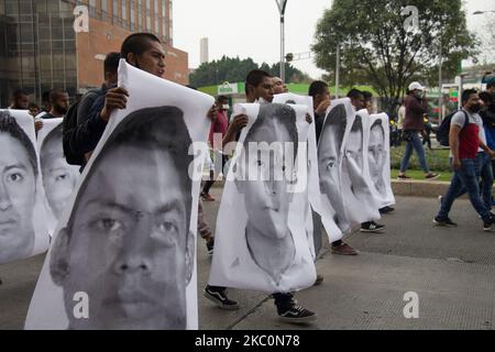 À l'anniversaire de leur disparition forcée en 6th, les mères, les pères et les camarades de classe des 43 étudiants d'Ayotzinapa ont convoqué une manifestation à Mexico, au Mexique, sur 26 septembre 2020. (Photo par Martin Gorostiola/NurPhoto) Banque D'Images