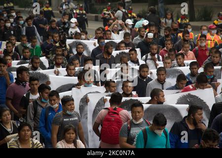 À l'anniversaire de leur disparition forcée en 6th, les mères, les pères et les camarades de classe des 43 étudiants d'Ayotzinapa ont convoqué une manifestation à Mexico, au Mexique, sur 26 septembre 2020. (Photo par Martin Gorostiola/NurPhoto) Banque D'Images