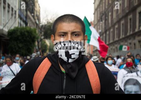 À l'anniversaire de leur disparition forcée en 6th, les mères, les pères et les camarades de classe des 43 étudiants d'Ayotzinapa ont convoqué une manifestation à Mexico, au Mexique, sur 26 septembre 2020. (Photo par Martin Gorostiola/NurPhoto) Banque D'Images