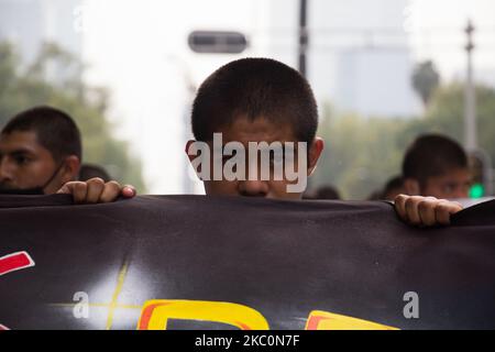 À l'anniversaire de leur disparition forcée en 6th, les mères, les pères et les camarades de classe des 43 étudiants d'Ayotzinapa ont convoqué une manifestation à Mexico, au Mexique, sur 26 septembre 2020. (Photo par Martin Gorostiola/NurPhoto) Banque D'Images