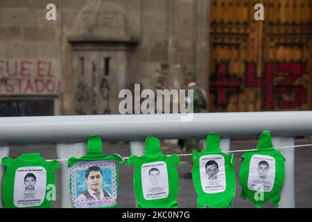 À l'anniversaire de leur disparition forcée en 6th, les mères, les pères et les camarades de classe des 43 étudiants d'Ayotzinapa ont convoqué une manifestation à Mexico, au Mexique, sur 26 septembre 2020. (Photo par Martin Gorostiola/NurPhoto) Banque D'Images