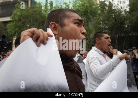 À l'anniversaire de leur disparition forcée en 6th, les mères, les pères et les camarades de classe des 43 étudiants d'Ayotzinapa ont convoqué une manifestation à Mexico, au Mexique, sur 26 septembre 2020. (Photo par Martin Gorostiola/NurPhoto) Banque D'Images