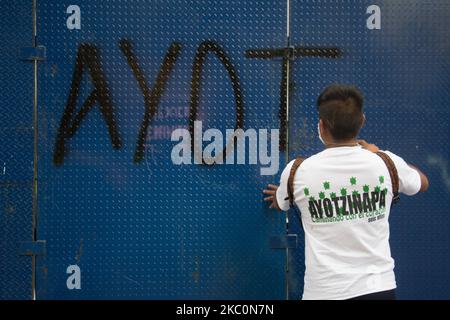 À l'anniversaire de leur disparition forcée en 6th, les mères, les pères et les camarades de classe des 43 étudiants d'Ayotzinapa ont convoqué une manifestation à Mexico, au Mexique, sur 26 septembre 2020. (Photo par Martin Gorostiola/NurPhoto) Banque D'Images