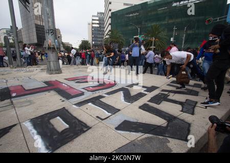 À l'anniversaire de leur disparition forcée en 6th, les mères, les pères et les camarades de classe des 43 étudiants d'Ayotzinapa ont convoqué une manifestation à Mexico, au Mexique, sur 26 septembre 2020. (Photo par Martin Gorostiola/NurPhoto) Banque D'Images