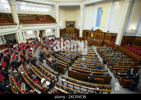 Kiev, Ukraine. 18th févr. 2022. Les législateurs ukrainiens assistent à une session du Parlement à Kiev. Crédit : SOPA Images Limited/Alamy Live News Banque D'Images