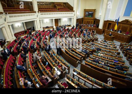 Kiev, Ukraine. 18th févr. 2022. Les législateurs ukrainiens assistent à une session du Parlement à Kiev. Crédit : SOPA Images Limited/Alamy Live News Banque D'Images