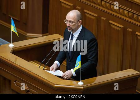 Kiev, Ukraine. 18th févr. 2022. Le Premier ministre ukrainien Denys Shmyhal prononce un discours devant les législateurs ukrainiens lors d’une session parlementaire à Kiev. Crédit : SOPA Images Limited/Alamy Live News Banque D'Images