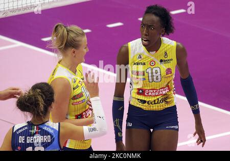 Paola Egonu d'Imoco Volley Conegliano célèbre avec des coéquipiers pendant la série de femmes de volley Un match entre Busto Arsizio Volley et Imoco Volley Conegliano à l'E-work Arena sur 27 septembre 2020 à Busto Arsizio, Italie. (Photo de Giuseppe Cottini/NurPhoto) Banque D'Images