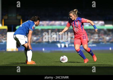 Erin Cuthbert (à droite) de Chelsea en action avec Everton Womens Ingrid Moe Wold lors du match de la Vitality Women's FA Cup entre Everton et Chelsea à Goodison Park, Liverpool, en Angleterre, le 27th septembre 2020. (Photo de Tim Markland/MI News/NurPhoto) Banque D'Images