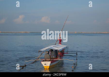 Un père à Binangonan, Rizal, Philippines aujourd'hui, 28 septembre 2020 pagayer le bateau personnel de leur famille dans la baie de Laguna. (Photo par Ryan Eduard Benaid/NurPhoto) Banque D'Images