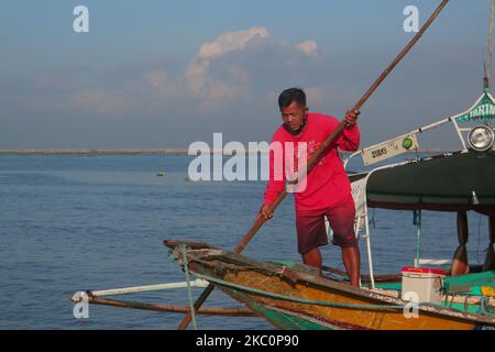 L'opérateur de bateau à passagers à Binangonan, Rizal, Philippines pagayer le bateau en utilisant le bambou pour ancrer le bateau, aujourd'hui 28 septembre 2020. (Photo par Ryan Eduard Benaid/NurPhoto) Banque D'Images