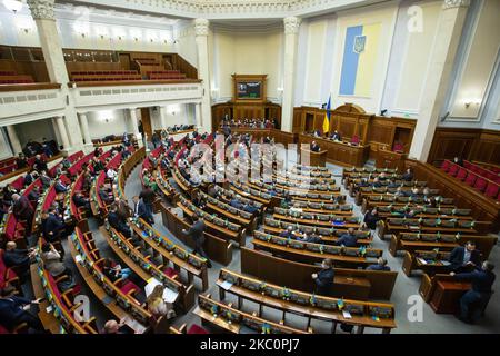 Kiev, Ukraine. 18th févr. 2022. Les législateurs ukrainiens assistent à une session du Parlement à Kiev. (Photo par Oleksii Chumachenko/SOPA image/Sipa USA) crédit: SIPA USA/Alay Live News Banque D'Images