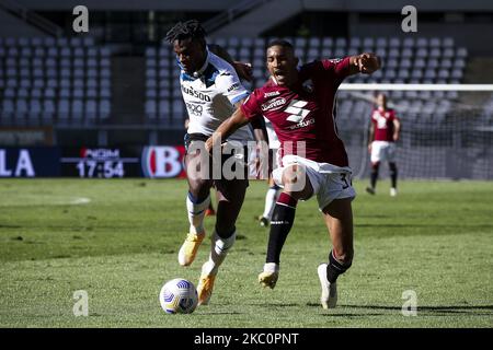 Atalanta Forward Duvan Zapata (91) lutte pour le ballon contre le défenseur de Turin Gleison Bremer (3) lors de la série A football match n.2 TURIN - ATALANTA sur 26 septembre 2020 au Stadio Olimpico Grande Turin à Turin, Piémont, Italie. Résultat final: Torino-Atalanta 2-4. (Photo de Matteo Bottanelli/NurPhoto) Banque D'Images