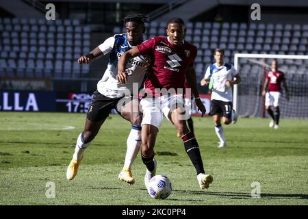 Atalanta Forward Duvan Zapata (91) lutte pour le ballon contre le défenseur de Turin Gleison Bremer (3) lors de la série A football match n.2 TURIN - ATALANTA sur 26 septembre 2020 au Stadio Olimpico Grande Turin à Turin, Piémont, Italie. Résultat final: Torino-Atalanta 2-4. (Photo de Matteo Bottanelli/NurPhoto) Banque D'Images