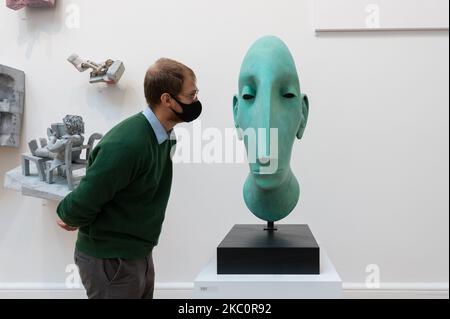 Un homme regarde 'Head II' par Tim Shaw RA pendant un aperçu de la presse de l'exposition d'été 252nd à l'Académie royale des arts, sur 28 septembre 2020 à Londres, Angleterre. L'exposition, qui, pour la première fois, est due à COVID-19, a lieu en automne entre le 6 octobre 2020 et le 3 janvier 2021, présente plus de 1000 œuvres dans une gamme de médias, par des artistes émergents et établis. (Photo de Wiktor Szymanowicz/NurPhoto) Banque D'Images