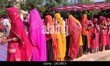 Les électeurs indiens lors des « élections Panchayati Raj » dans le contexte de la pandémie de coronavirus en cours dans la banlieue du village d'Ajmer, Rajasthan, Inde, le 28 septembre 2020. (Photo par Himanshu Sharma/NurPhoto) Banque D'Images