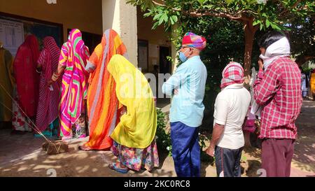 Les électeurs indiens lors des « élections Panchayati Raj » dans le contexte de la pandémie de coronavirus en cours dans la banlieue du village d'Ajmer, Rajasthan, Inde, le 28 septembre 2020. (Photo par Himanshu Sharma/NurPhoto) Banque D'Images