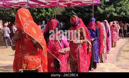 Les électeurs indiens lors des « élections Panchayati Raj » dans le contexte de la pandémie de coronavirus en cours dans la banlieue du village d'Ajmer, Rajasthan, Inde, le 28 septembre 2020. (Photo par Himanshu Sharma/NurPhoto) Banque D'Images