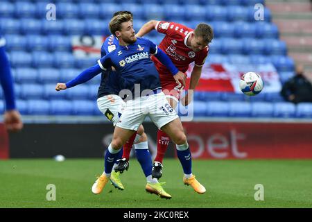 Le conor McAleny d'Oldham et Tony Craig de Crawley Town en action lors du match Sky Bet League 2 entre Oldham Athletic et Crawley Town à Boundary Park, Oldham, Angleterre, le 26th septembre 2020. (Photo d'Eddie Garvey/MI News/NurPhoto) Banque D'Images