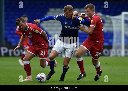 Danny Rowe d'Oldham et Dannie Bulman et Tony Craig de Crawley Town en action lors du match de Sky Bet League 2 entre Oldham Athletic et Crawley Town à Boundary Park, Oldham, Angleterre, le 26th septembre 2020. (Photo d'Eddie Garvey/MI News/NurPhoto) Banque D'Images