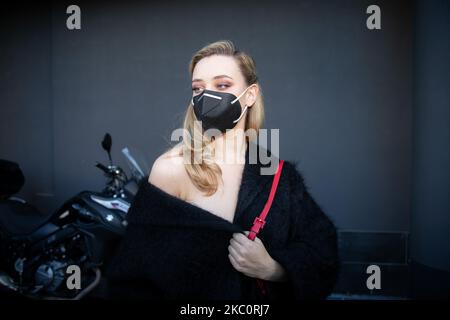 Katherine Langford participe au défilé de mode Valentino lors de la semaine de la mode de Milan Printemps/été 2021 sur 27 septembre 2020 à Milan, Italie (photo d'Alessandro Bremec/NurPhoto) Banque D'Images