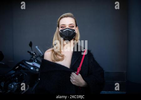 Katherine Langford participe au défilé de mode Valentino lors de la semaine de la mode de Milan Printemps/été 2021 sur 27 septembre 2020 à Milan, Italie (photo d'Alessandro Bremec/NurPhoto) Banque D'Images